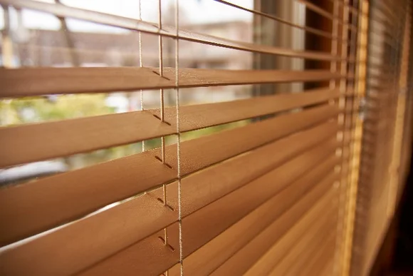 Holzjalousie am Fenster